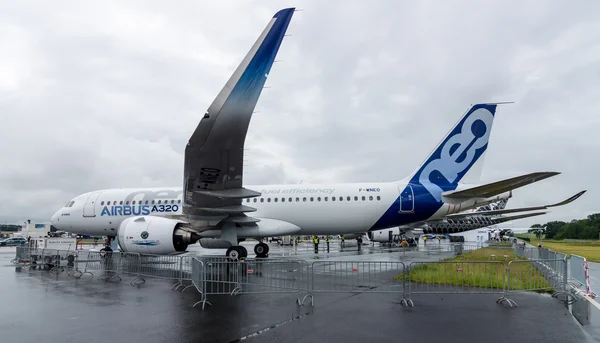 Narrow-body twin-engine jet airliner Airbus A320neo — Stock Photo, Image