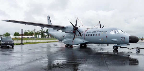 쌍둥이 터보프롭 해양 순찰 항공기 Casa C-295 설득. 포르투갈 공군 — 스톡 사진