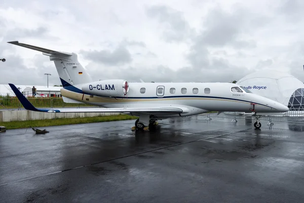 Işık iş Embraer Emb-505 Phenom 300 jet — Stok fotoğraf