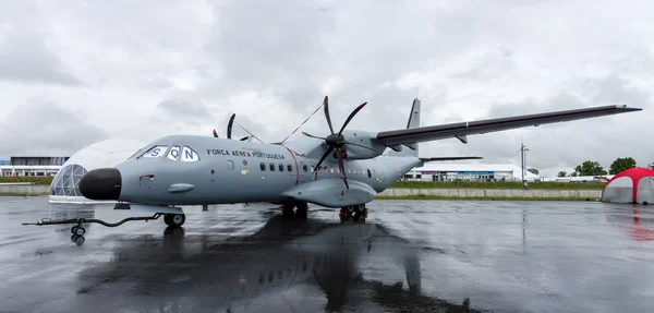 Twin turboprop maritime patrull flygplan Casa C-295 Persuader. Portugisiska flygvapnet — Stockfoto