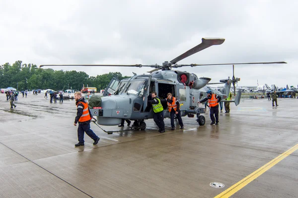 En anti-ubåt och anti frakt helikopter - Agustawestland Aw159 vildkatt. Svarta katter (Royal Navy Display Team) — Stockfoto