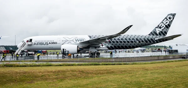 最新的空客 A350 Xwb 在机场. — 图库照片