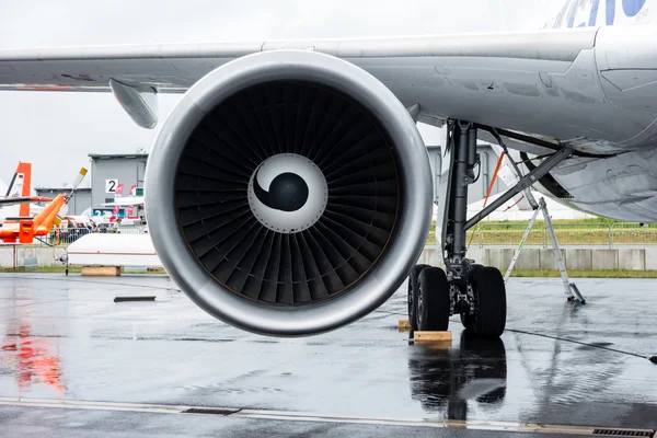 Turbofan engine of the aircraft for simulate of the effects zero gravity - Airbus A310 ZERO-G. — Stock Photo, Image