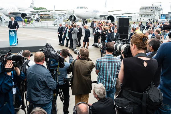 Fotografen und Journalisten bei einer Pressekonferenz. — Stockfoto