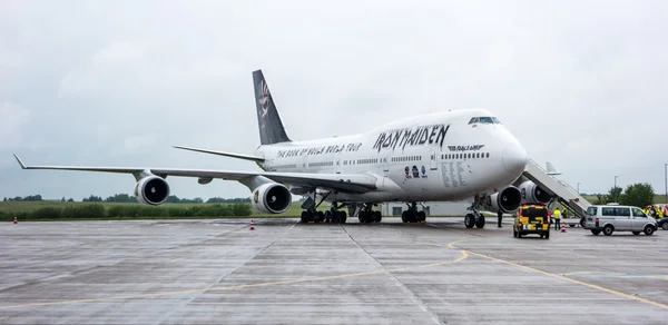 アイアン ・ メイデンのボーイング 747"エド ・ フォース ・ ワン"飛行場で。ワールド ツアー"の本の魂". — ストック写真