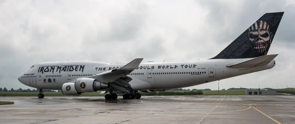Eiserne Jungfrau 's boing 747 "ed force one" auf dem Flugplatz. Weltreise "das Buch der Seelen" — Stockfoto