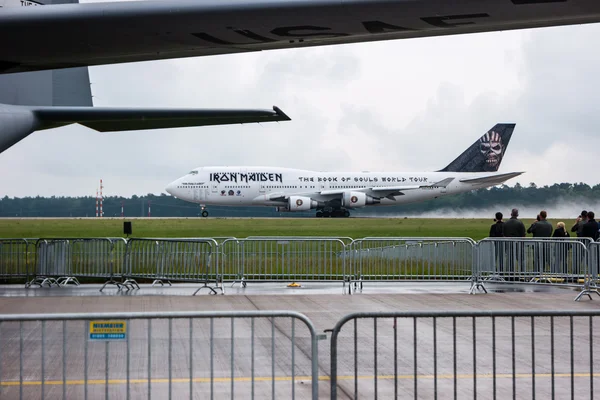 離陸アイアン ・ メイデンのボーイング 747「エド力 1」。ワールド ツアー"の本の魂". — ストック写真