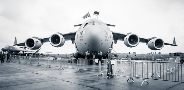 A strategic and tactical airlifter Boeing C-17 Globemaster III. US Air Force. — Stock Photo, Image