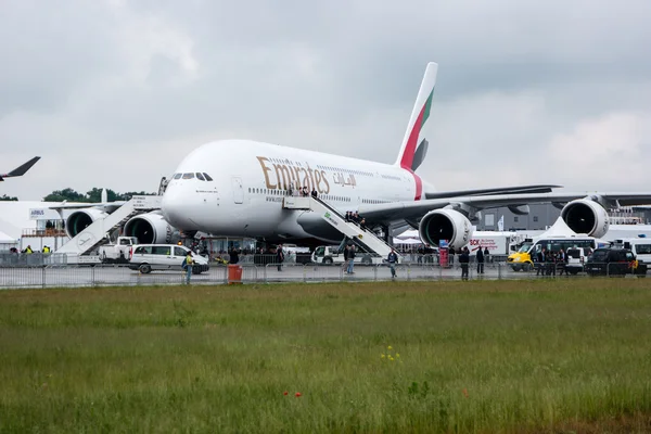 En büyük yolcu uçağı Airbus A380-800 dünyada. Emirates havayolu. — Stok fotoğraf