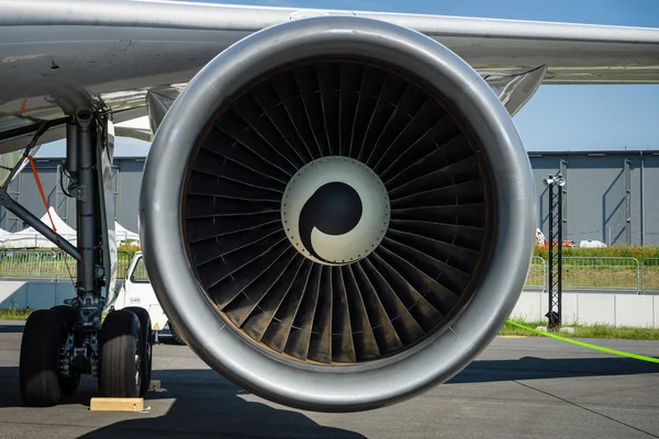 Turbofan engine of the aircraft for simulate of the effects zero gravity - Airbus A310 ZERO-G. — Stock Photo, Image