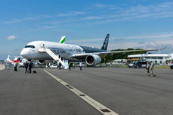 The newest Airbus A350-900 XWB at the airfield. — Stock Photo, Image