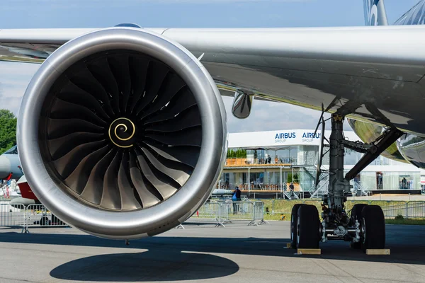 Turbofan motor av nyaste flygplan Airbus A350-900 Xwb. — Stockfoto