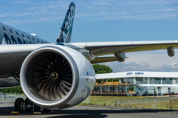 En yeni uçak Airbus A350-900 Xwb turbofan motor. — Stok fotoğraf