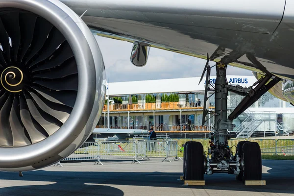 En yeni uçak Airbus A350-900 Xwb turbofan motor. — Stok fotoğraf