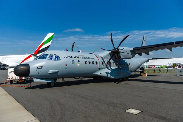 Twin turboprop maritime patrull flygplan Casa C-295 Persuader. Portugisiska flygvapnet. — Stockfoto