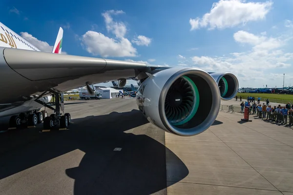 Dünyanın en büyük uçağının kanat ve turbofan motoru "Engine Alliance Gp7000" detayı - Airbus A380. — Stok fotoğraf