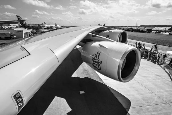 Λεπτομέρειες της πτέρυγας και μια μηχανή στροβιλτού ανεμιστήρα "Συμμαχία κινητήρα Gp7000" από το μεγαλύτερο αεροσκάφος στον κόσμο-Airbus A380. — Φωτογραφία Αρχείου