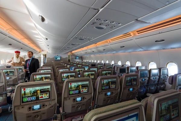 Dünyanın en büyük uçağı Airbus A380 bir ekonomi sınıfının iç. Emirates Havayolu. — Stok fotoğraf