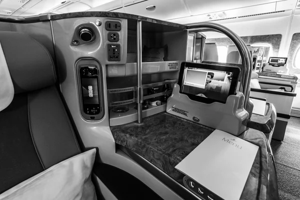 世界最大の航空機エアバスA380のビジネスクラスの乗客のメニュー。エミレーツ航空. — ストック写真