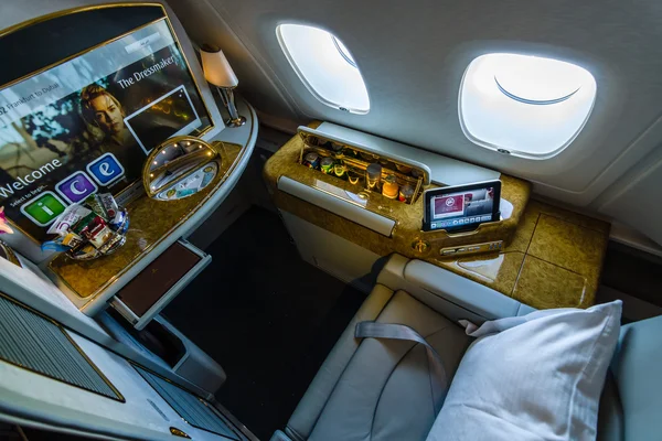 Interior de primera clase de los aviones más grandes del mundo Airbus A380. Emirates Airline — Foto de Stock