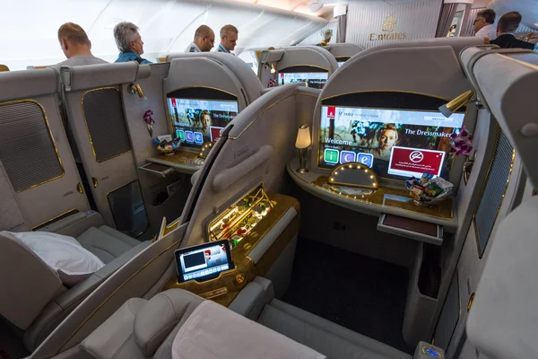 Интерьер первого класса крупнейшего в мире самолета Airbus A380. Эмираты — стоковое фото
