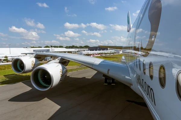 Detail of the wing and a turbofan "Engine Alliance GP7000" of the airliner - Airbus A380 — Stock Photo, Image