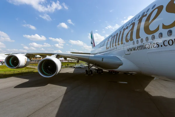 Detail of the wing and a turbofan "Engine Alliance GP7000" of the airliner - Airbus A380 — Stock Photo, Image