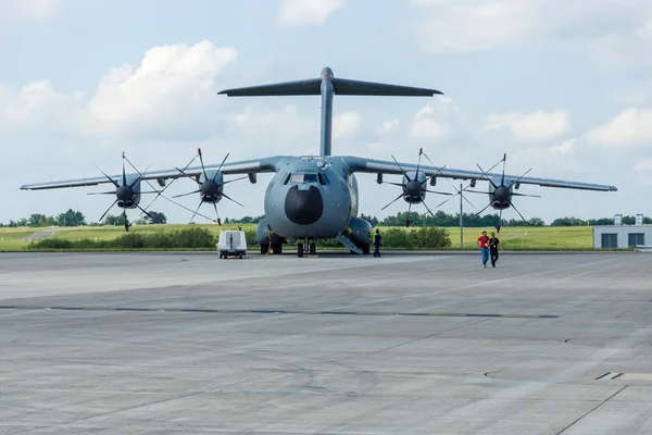 Négy hajtóműves turbólégcsavaros katonai szállító repülőgép Airbus A400m atlasz. — Stock Fotó