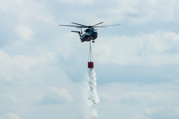 Heavy-lift lading helikopter Sikorsky Ch-53 zee hengst van het Duitse leger met apparatuur voor brandbestrijding — Stockfoto