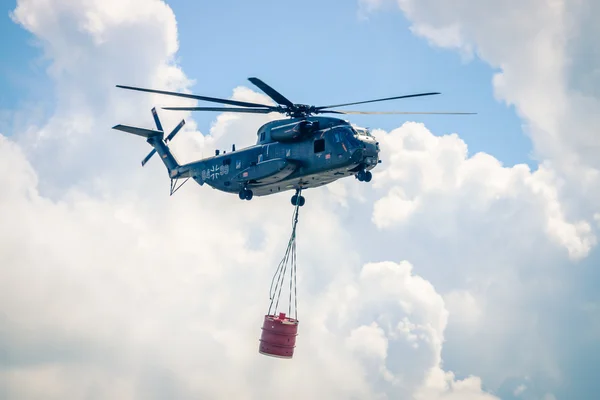 Schwerlasttransporthubschrauber sikorsky ch-53 Seehengst der Bundeswehr mit Ausrüstung zur Brandbekämpfung — Stockfoto