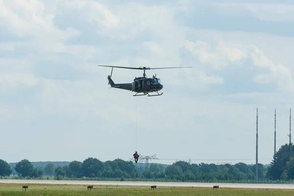 军用直升机 bell uh-1 iroquois 与着陆作业的演示飞行 — 图库照片