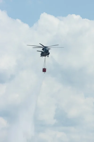 Heavy-lift lading helikopter Sikorsky Ch-53 zee hengst van het Duitse leger met apparatuur voor brandbestrijding. — Stockfoto