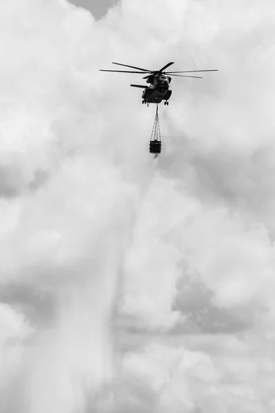 Heavy-lift cargo helicopter Sikorsky CH-53 Sea Stallion of the German Army with equipment for fighting fires — Stock Photo, Image