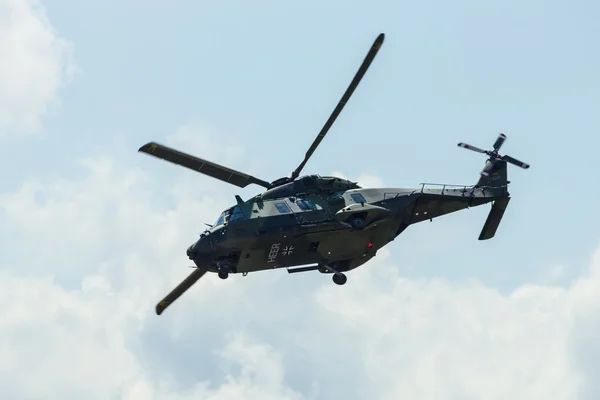 Вертолет NH90 немецкой армии. Демонстрационная производительность . — стоковое фото