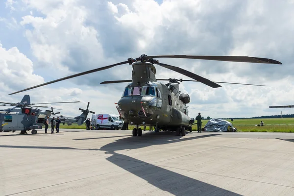 O bimotor, rotor tandem helicóptero de elevação pesada Boeing CH-47 Chinook . — Fotografia de Stock
