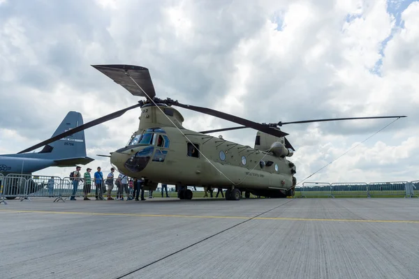 L'hélicoptère bimoteur de transport lourd à rotor tandem Boeing CH-47 Chinook . — Photo