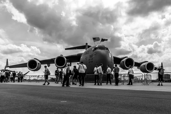 A strategic and tactical airlifter Boeing C-17 Globemaster III. — Stock Photo, Image