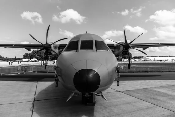 Twin-Турбогвинтовий тактичний військовий транспортний літак EADS Casa C-295M. Військово-повітряні сили Польщі. — стокове фото