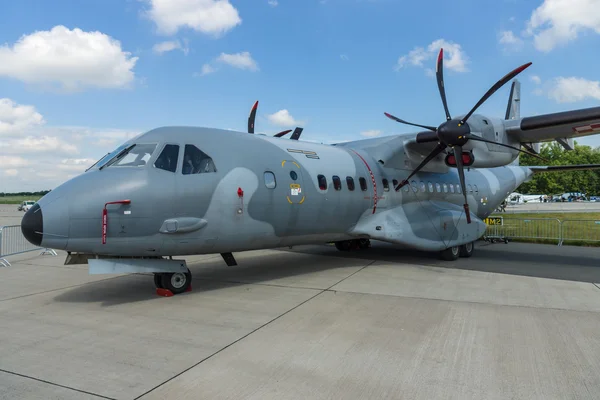 Twin-Турбогвинтовий тактичний військовий транспортний літак EADS Casa C-295M. Військово-повітряні сили Польщі. — стокове фото