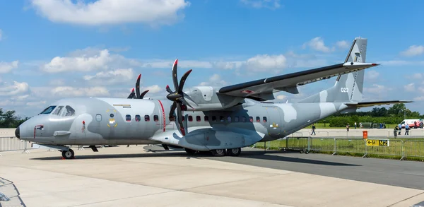 Twin-turboprop tactische militaire transport vliegtuigen EADS Casa C-295m. Poolse luchtmacht. — Stockfoto