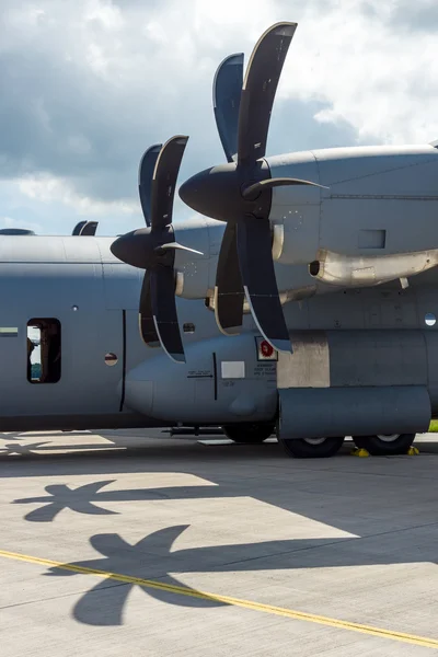 Detalhe da aeronave de transporte militar turboélice Lockheed Martin C-130J Super Hércules. Força Aérea dos EUA — Fotografia de Stock