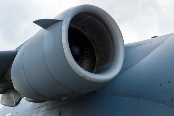 Turbofan pratt & whitney f117-pw-100 des großen militärischen Transportflugzeugs boeing c-17 globemaster iii. — Stockfoto