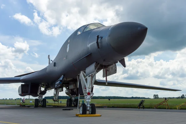 Un'ala supersonica a quattro motori a spazzata variabile, bombardiere strategico pesante a reazione Rockwell B-1B Lancer. Aeronautica militare statunitense — Foto Stock