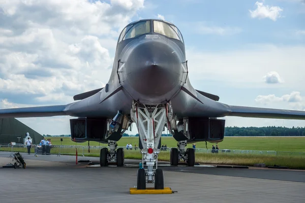 Un bombardier supersonique quadrimoteur à balayage variable Rockwell B-1B Lancer. US Air Force — Photo