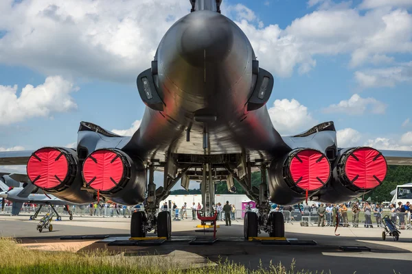 Un bombardier supersonique quadrimoteur à balayage variable Rockwell B-1B Lancer. US Air Force . — Photo