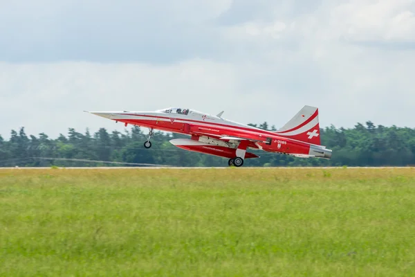 Landing of jet Northrop F-5E Tiger II. The aerobatic team Patrouille Suisse. — Stock Photo, Image