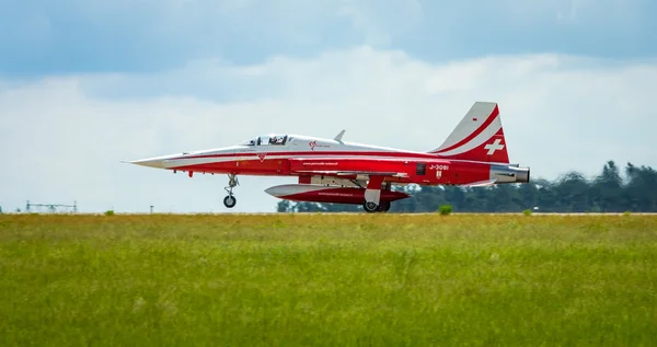 Aterrizaje del jet Northrop F-5E Tiger II. El equipo acrobático Patrouille Suisse. El piloto, el capitán M.Meister . — Foto de Stock