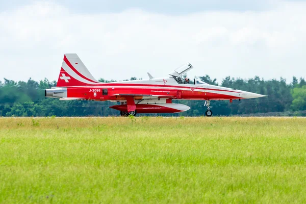 Landing of jet Northrop F-5E Tiger II. The aerobatic team Patrouille Suisse. The pilot, Captain M.Duft. — Stock Photo, Image