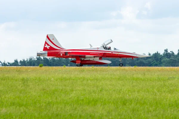 Landing of jet Northrop F-5E Tiger II. The aerobatic team Patrouille Suisse. The pilot, Captain G.Jansen. — Stock Photo, Image