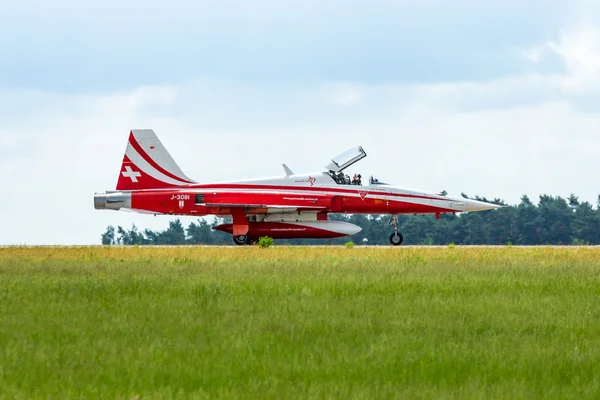 Landing of jet Northrop F-5E Tiger II. The aerobatic team Patrouille Suisse. The pilot, Captain M.Meister. — Stock Photo, Image